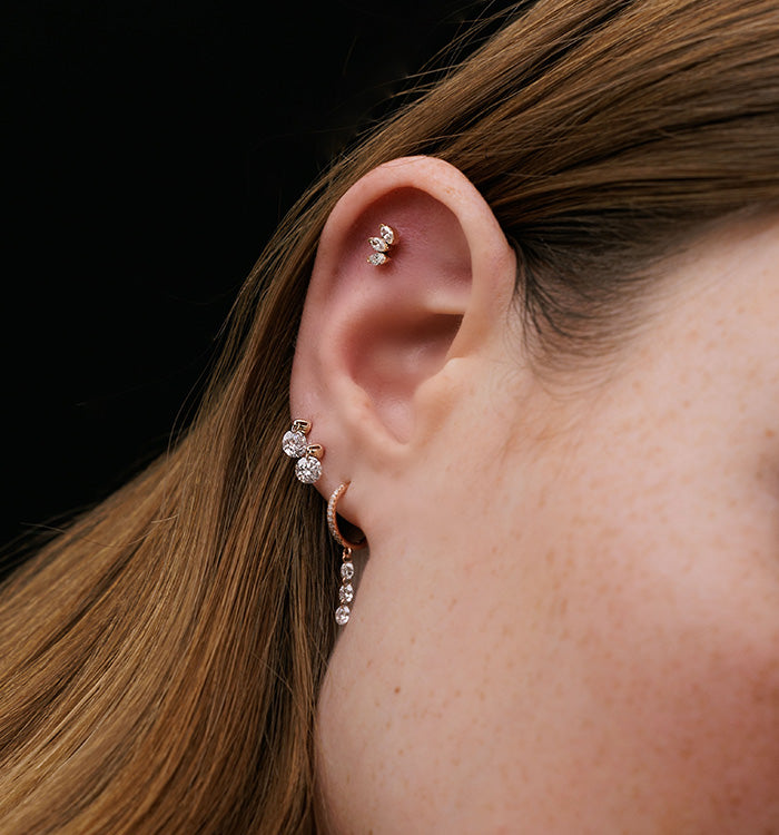 חור שני באוזן: המדריך המלא לטיפול, החלמה ובחירת עגילים