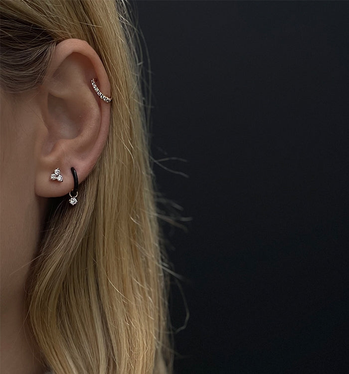 עגיל חישוק זהב לבן ואמייל שחור משובץ יהלום ONE DIAMOND ENAMEL HUGGIE EARRING