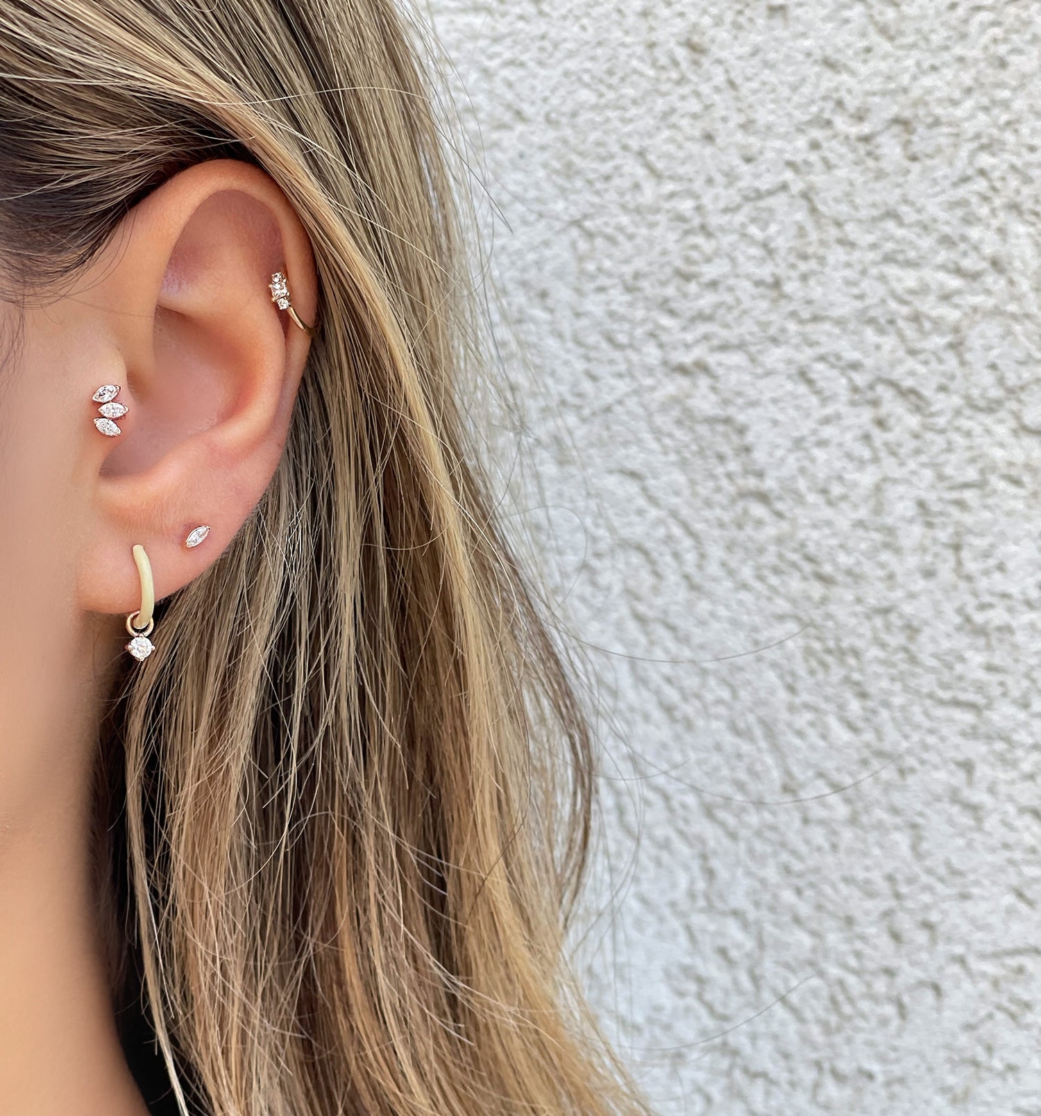 עגיל פירסינג עדין להליקס מזהב צהוב משובץ שלושה יהלומים THREE DIAMONDS PIERCING CLICKER