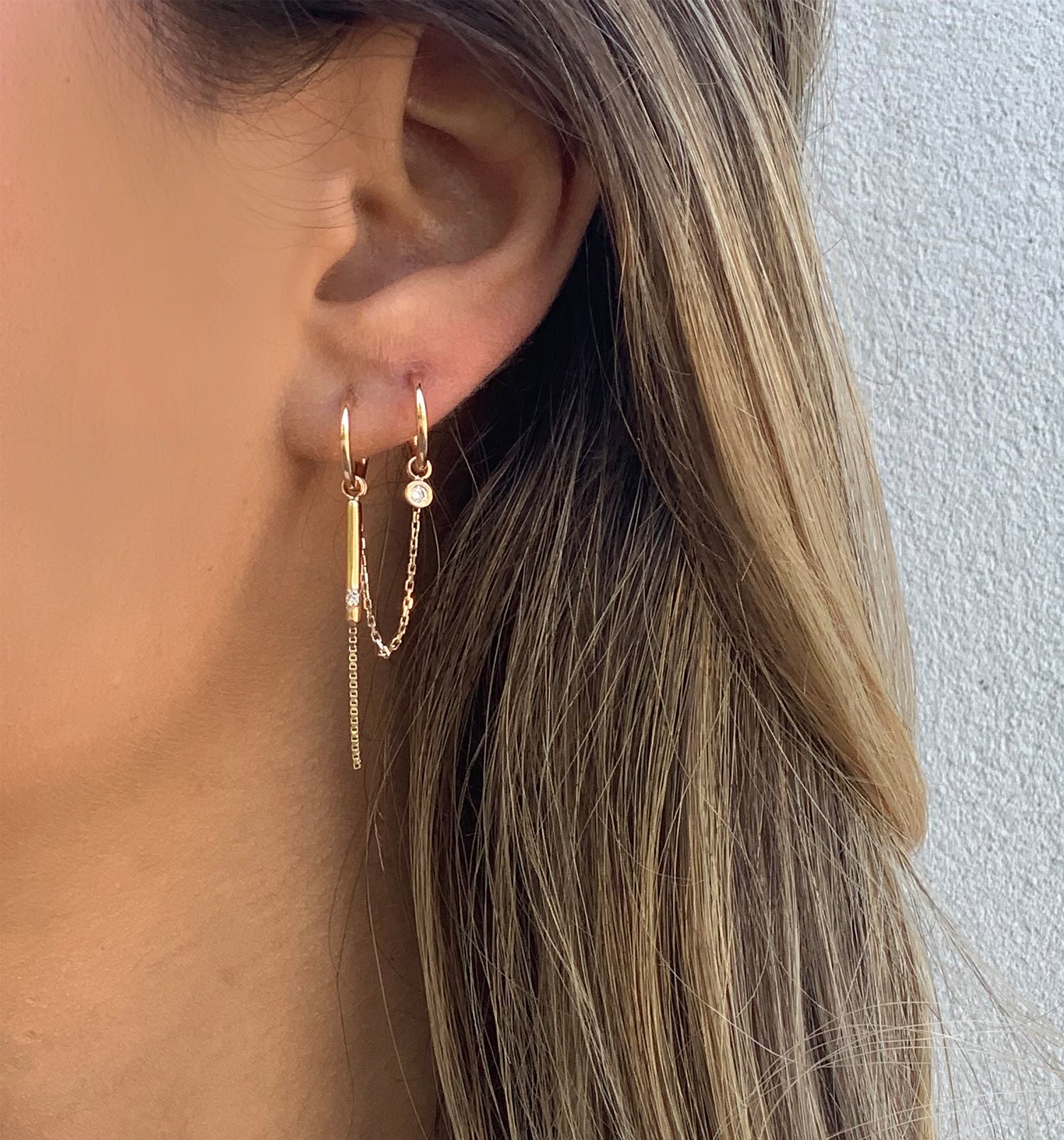 עגיל מחובר מזהב לבן משובץ יהלומים HOOK-1 DIAMONDS EARRING