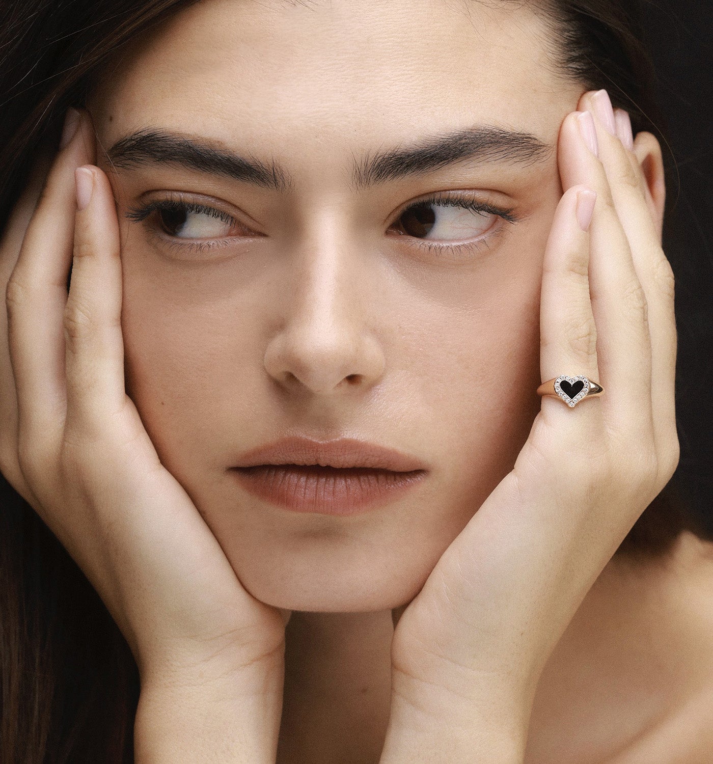 טבעת לב לזרת מזהב ורוד משובצת יהלומים ואמייל שחור PINKY LEV SIGNET RING