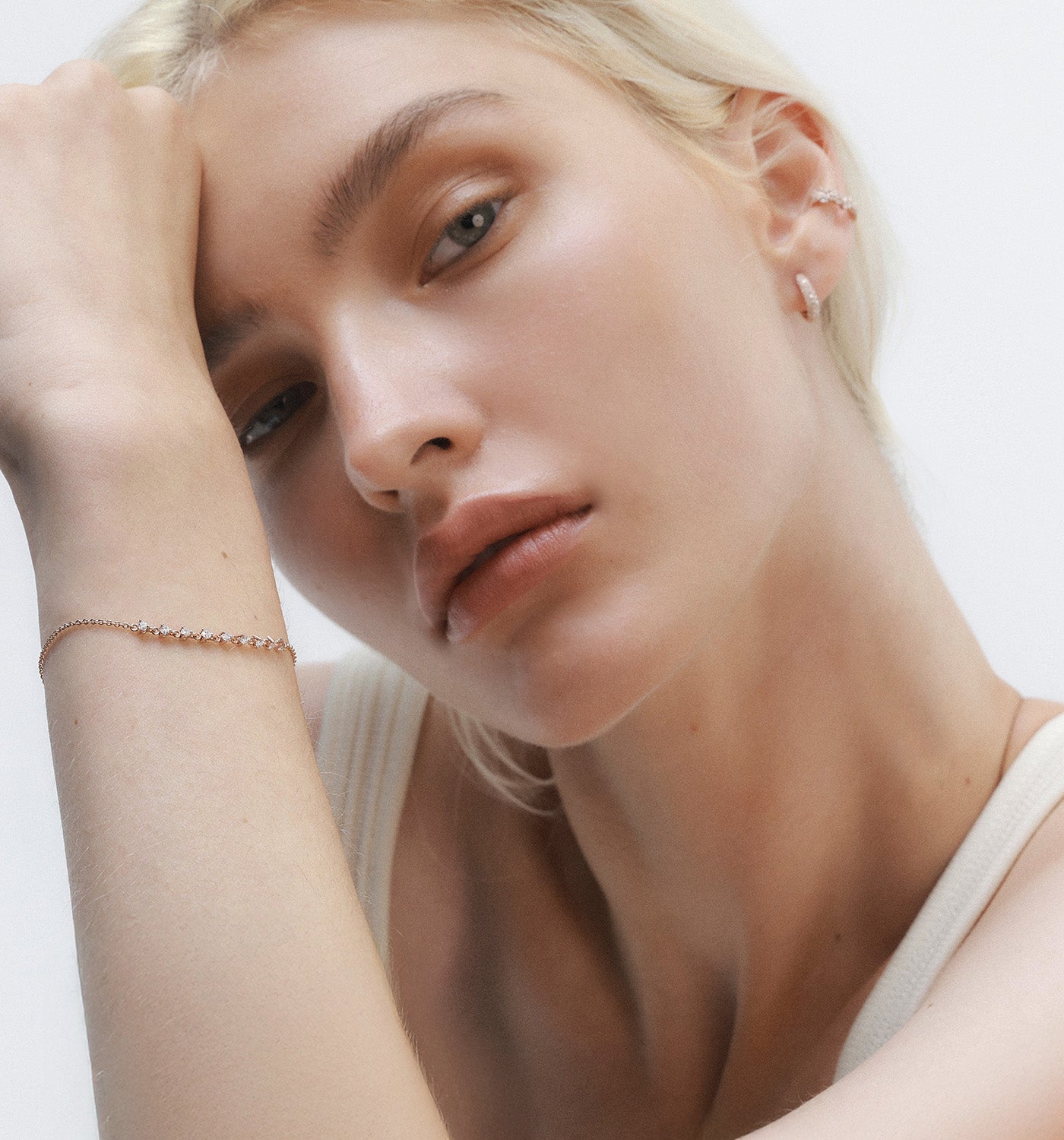 עגיל חישוק זהב צהוב משובץ יהלומים PUFFE Huggie Hoop Earring