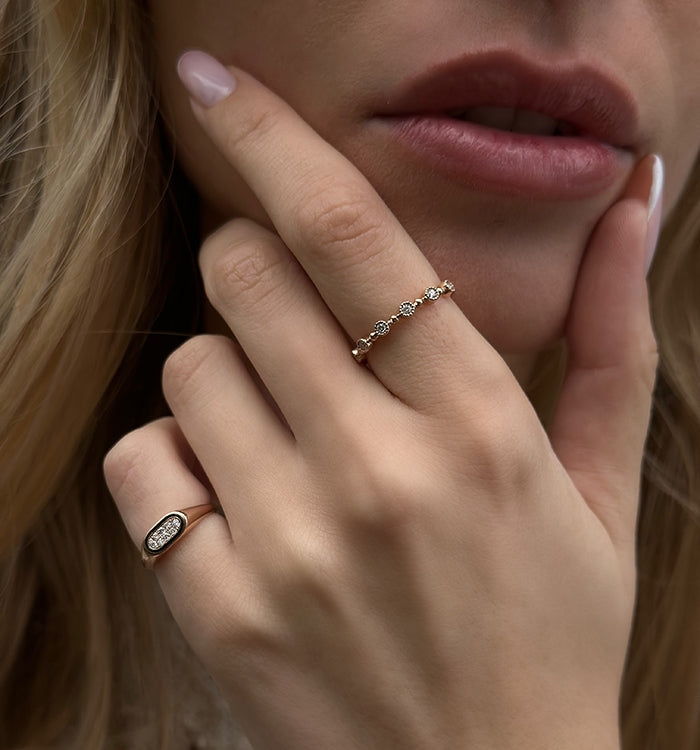 טבעת חותם מזהב לבן משובצת יהלומים PINKY OVAL RING