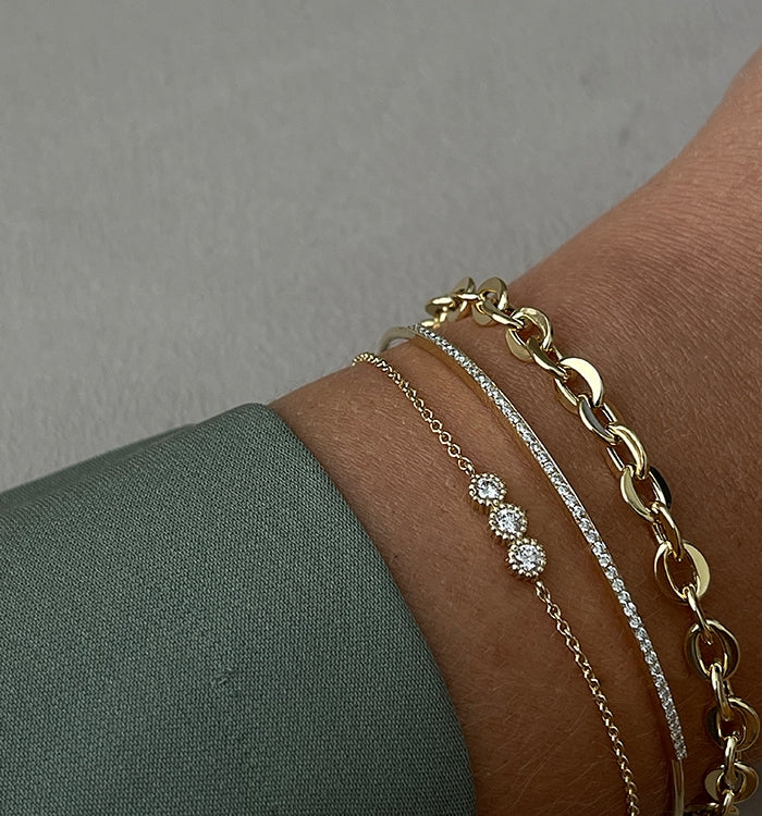 צמיד קשיח דק בזהב צהוב משובץ יהלומים DIAMONDS BANGLE BRACELET