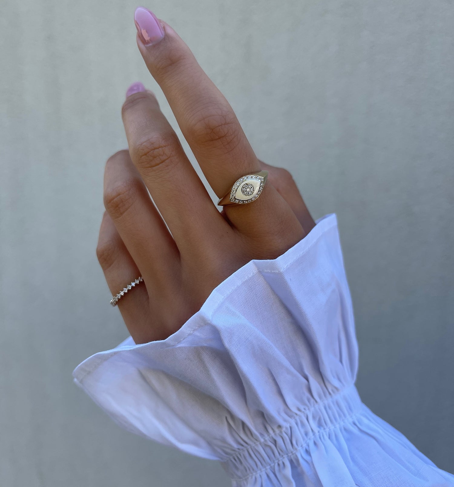 טבעת דקה לזרת מזהב צהוב משובצת יהלומים PINKY THIN CROWN RING