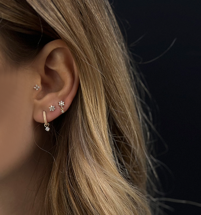 עגיל חישוק זהב לבן ואמייל פודרה משובץ יהלום ONE DIAMOND ENAMEL HUGGIE EARRING 3