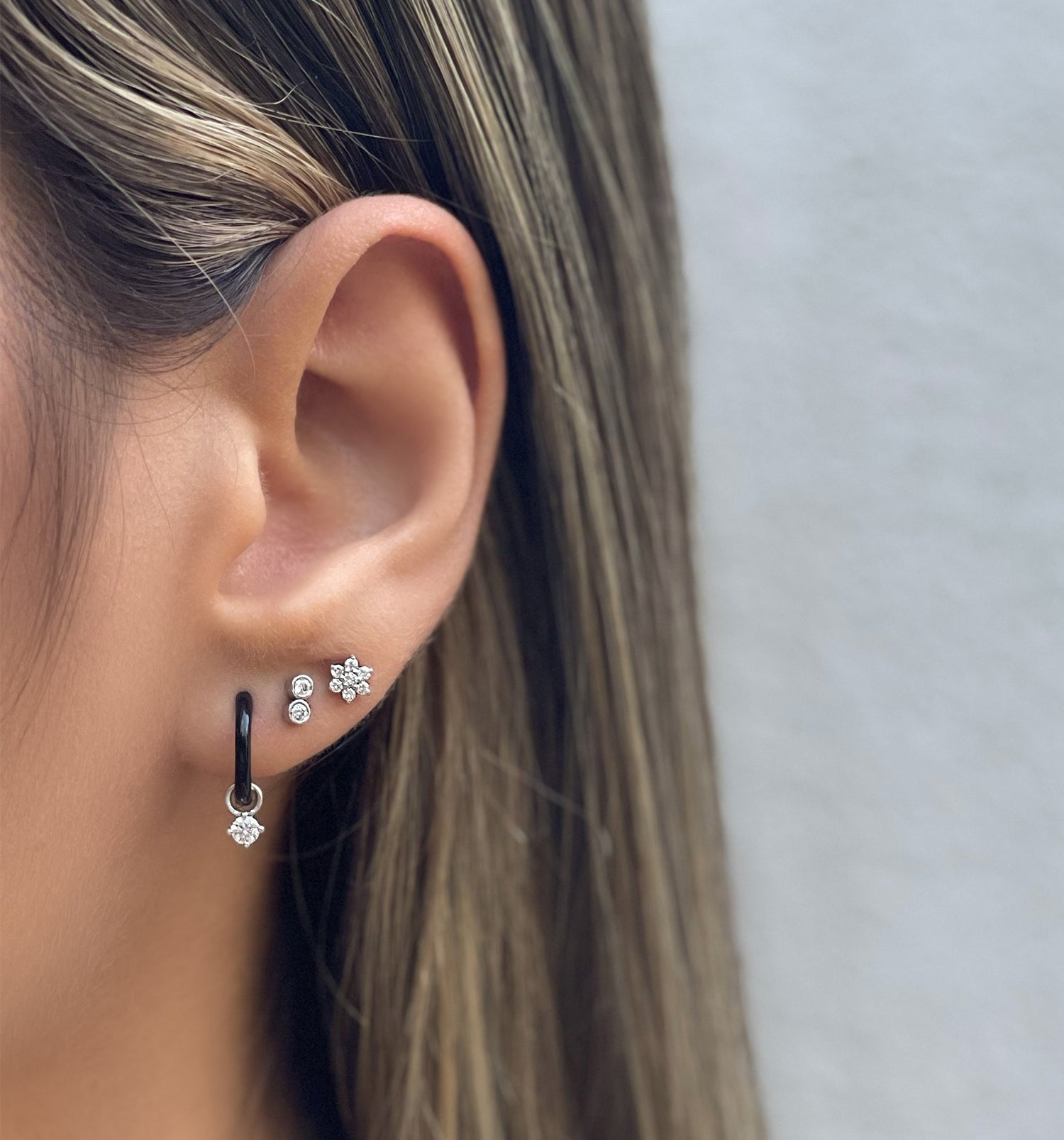 עגיל חישוק זהב לבן ואמייל שחור משובץ יהלום ONE DIAMOND ENAMEL HUGGIE EARRING