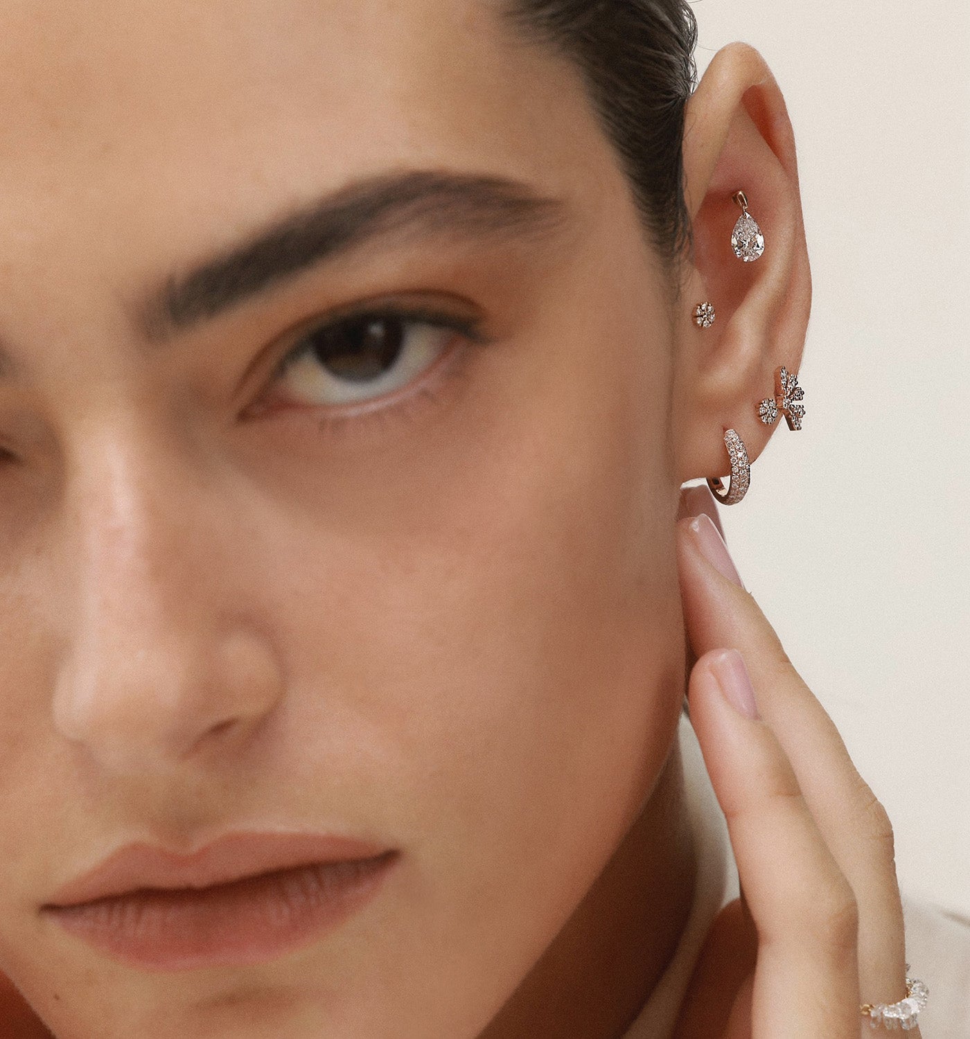 עגיל חישוק זהב ורוד משובץ יהלומים PUFFE Huggie Hoop Earring