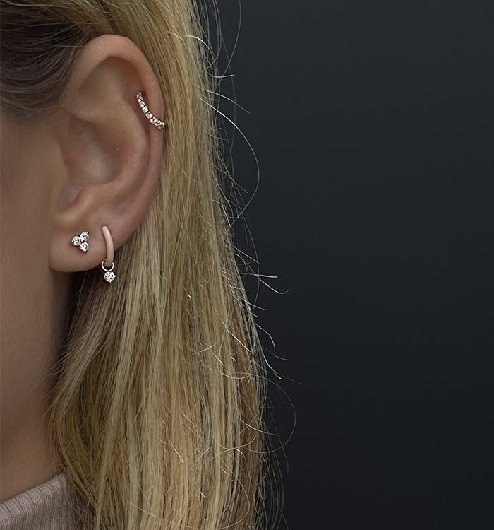 עגיל חישוק זהב לבן ואמייל פודרה משובץ יהלום ONE DIAMOND ENAMEL HUGGIE EARRING 2