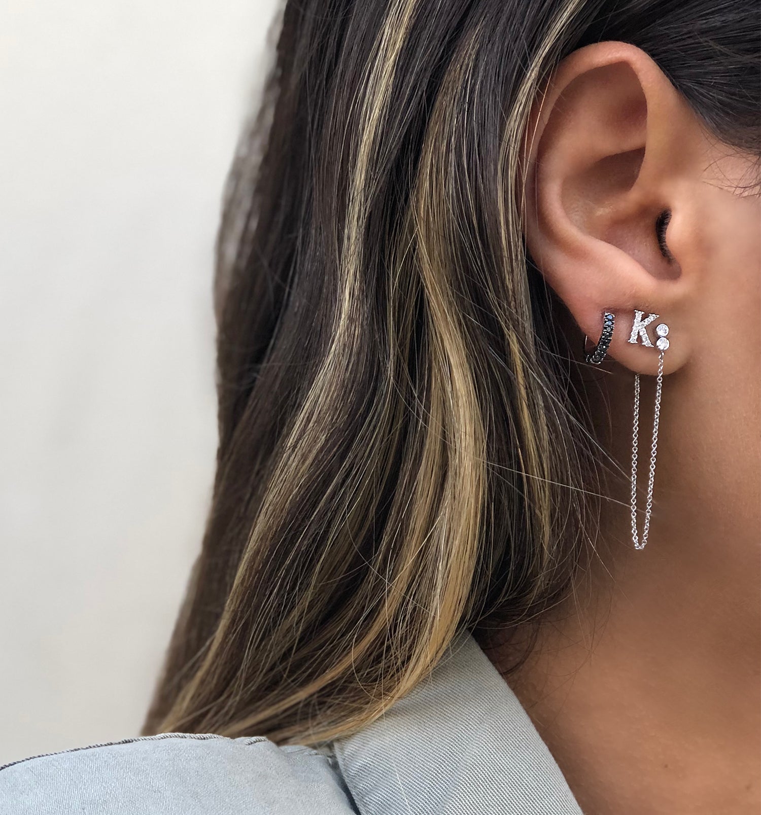 עגיל אות זהב לבן משובץ יהלומים INITIAL DIAMONDS  STUD