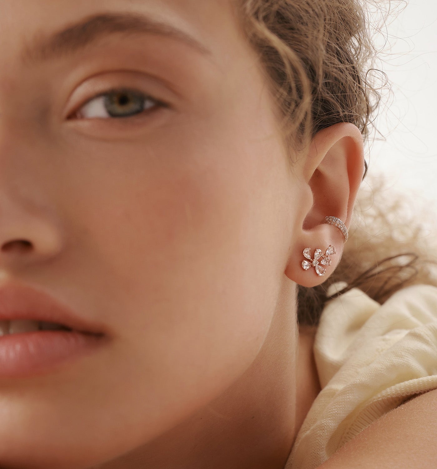 עגיל זהב ורוד צמוד משובץ יהלומים BIANCA DIAMONDS EARRING