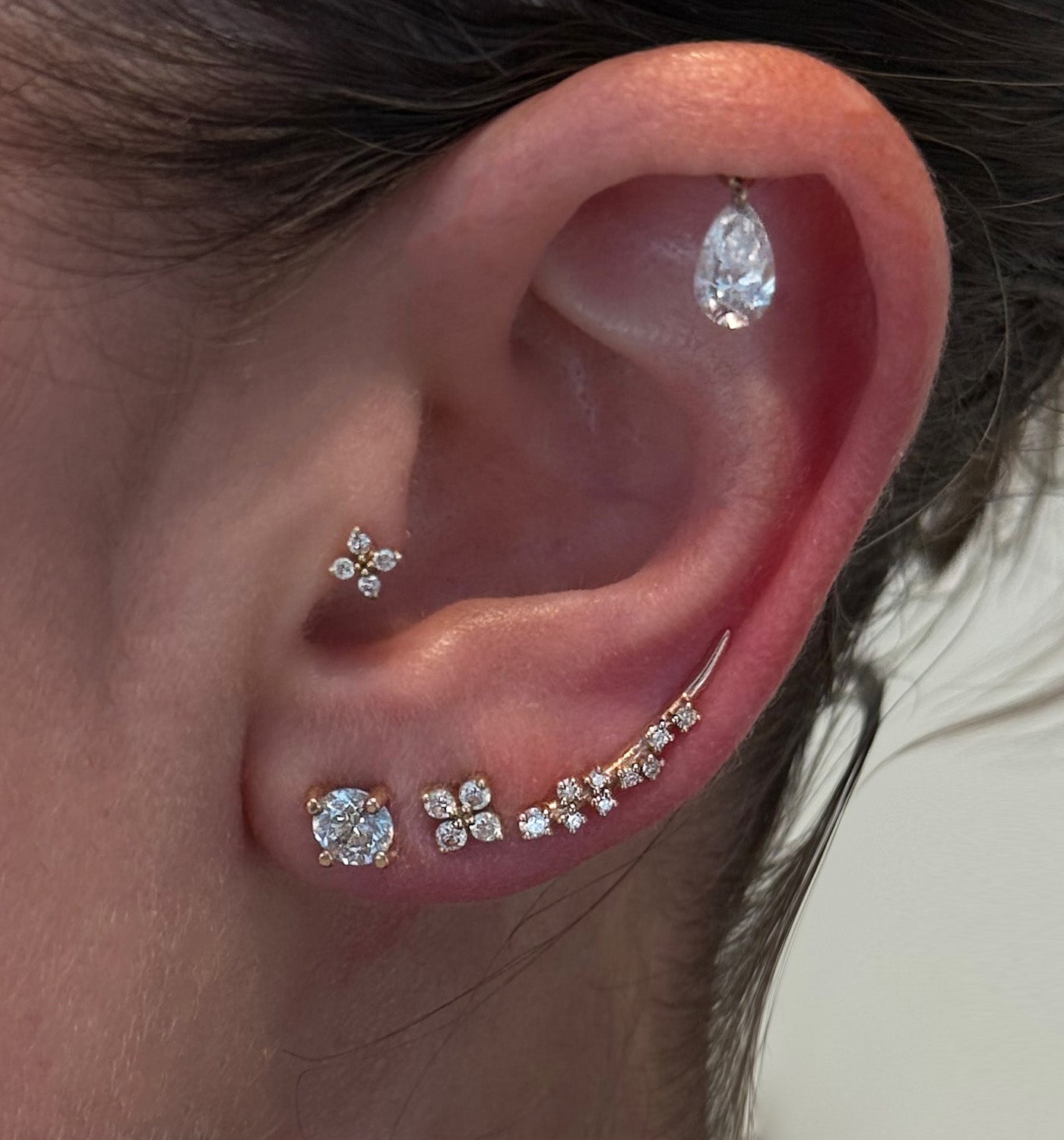 עגיל זהב לבן צמוד משובץ יהלומים BIG FOUR DIAMONDS STUD