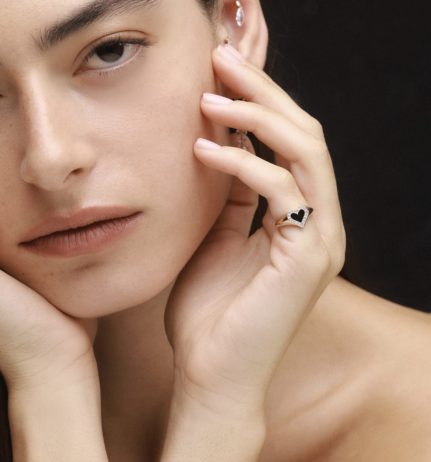 טבעת לב לזרת מזהב ורוד משובצת יהלומים ואמייל שחור PINKY LEV SIGNET RING