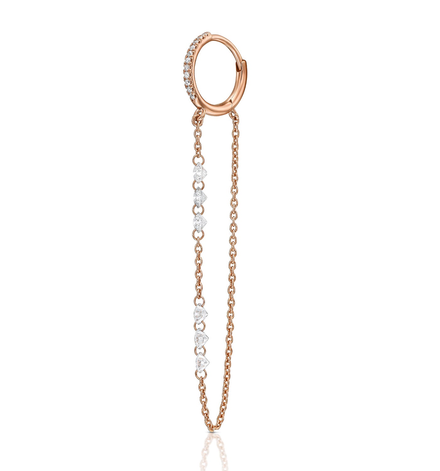 עגיל חישוק MELANIA FLOW מזהב ורוד משובץ יהלומים במראה צף עם תנועה זורמת של היהלומים בעיצוב נקי ומדויק