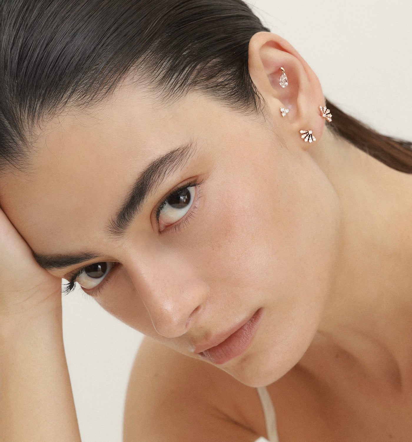 Vivi diamond stud earring rose gold on model
