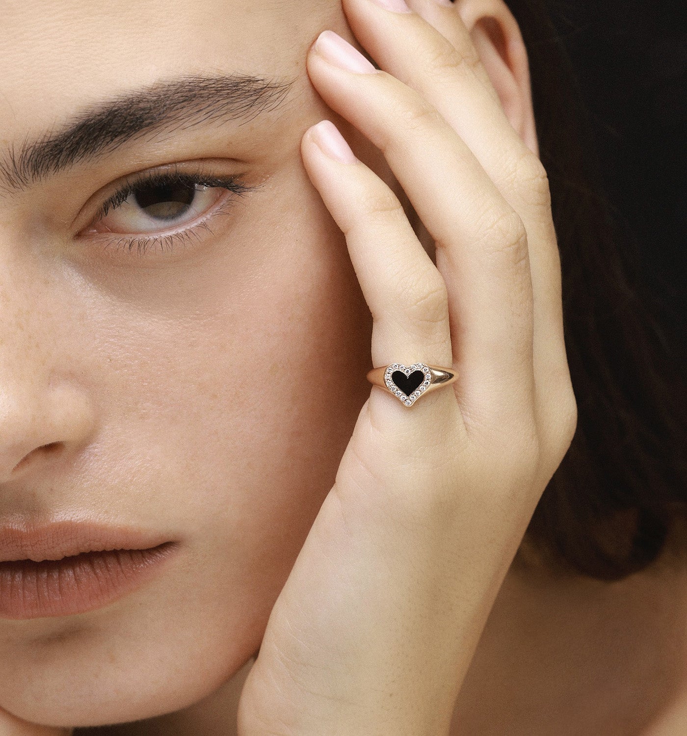 טבעת לב לזרת מזהב ורוד עם אמייל שחור ומשובצת יהלומים נענד על היד בעיצוב עכשווי מבית GLO Jewelries