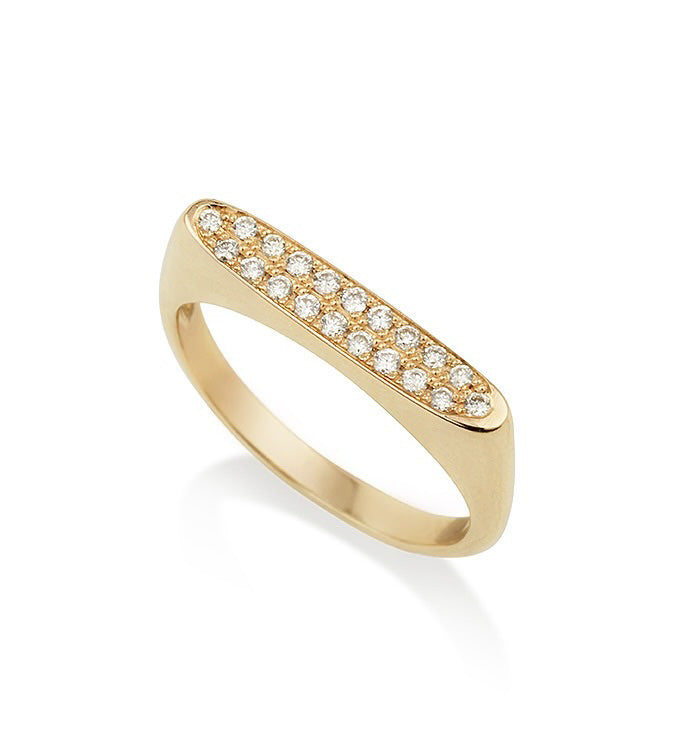 טבעת חותם לזרת צהוב משובצת יהלומים  VICTORIA PINKY RING
