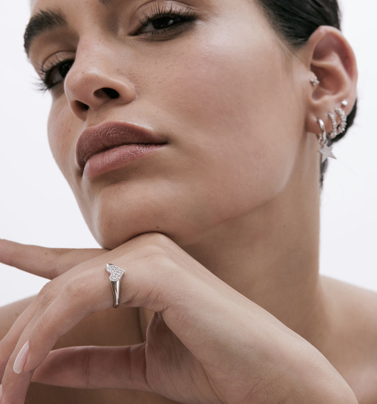 טבעת לב לזרת מזהב צהוב משובצת יהלומים  PINKY HEART SIGNET RING
