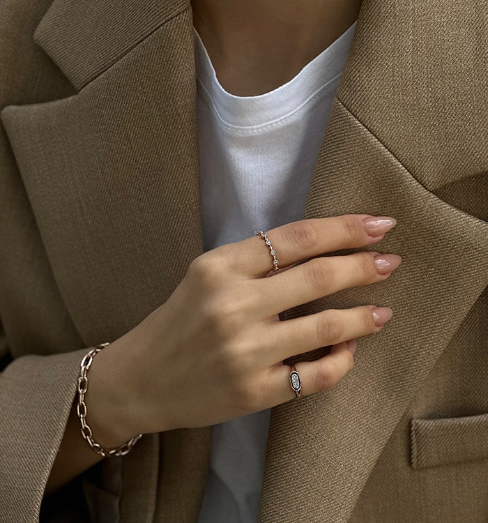 טבעת חותם לזרת מזהב לבן משובצת יהלומים PINKY OVAL RING