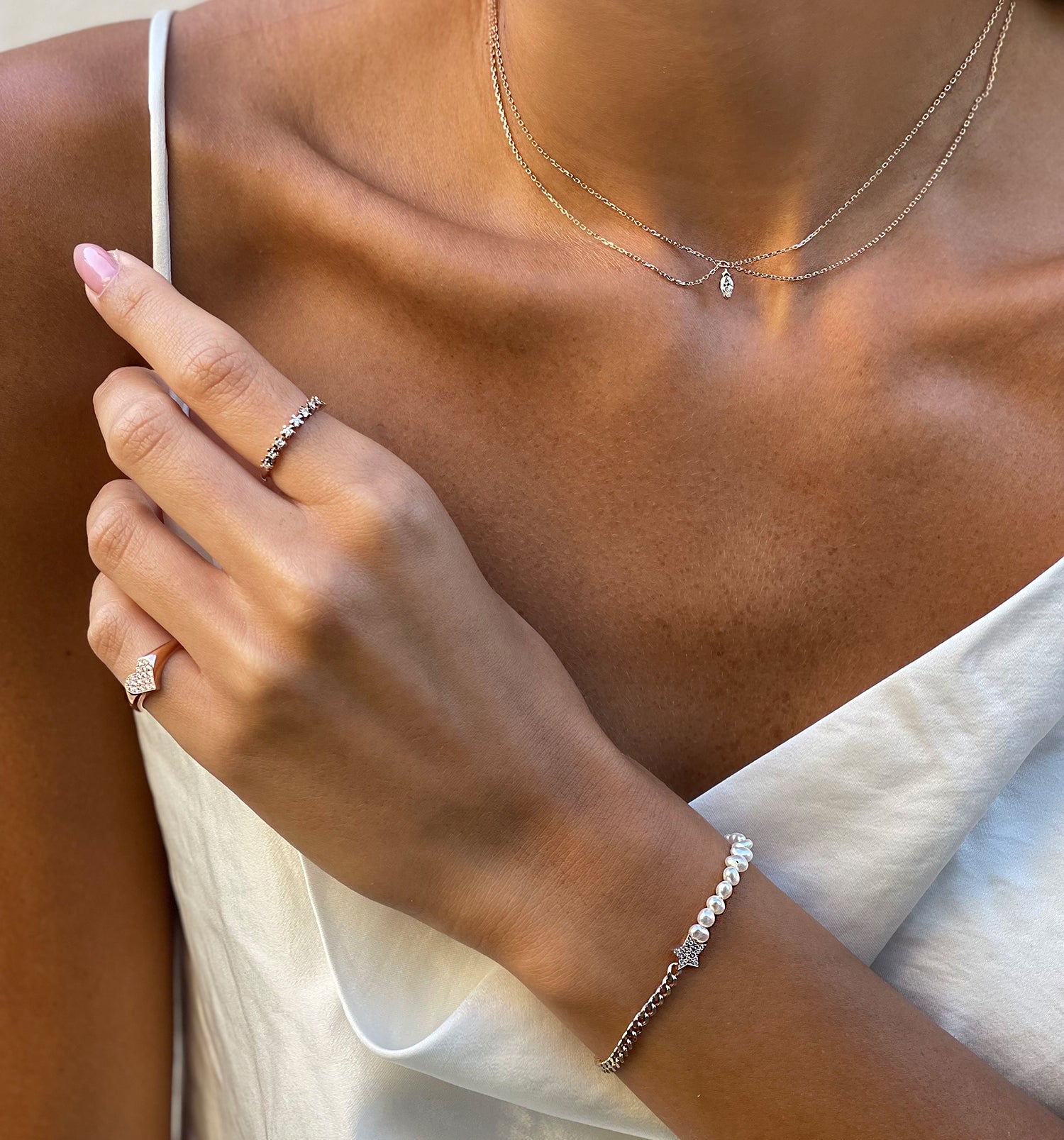 טבעת לב לזרת מזהב לבן משובצת יהלומים  PINKY HEART SIGNET RING