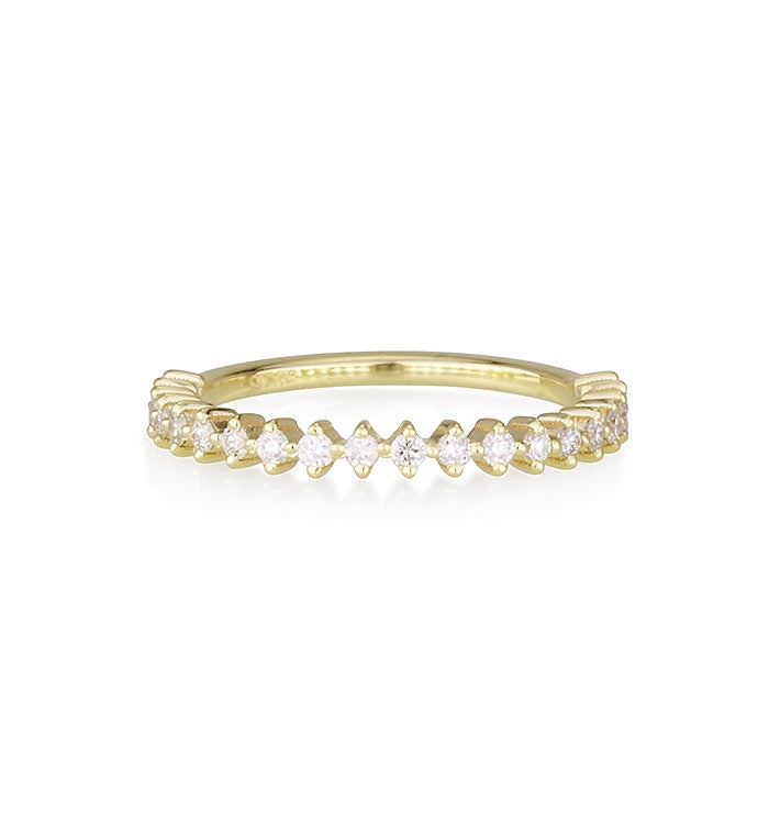 טבעת דקה לזרת מזהב צהוב משובצת יהלומים PINKY THIN CROWN RING