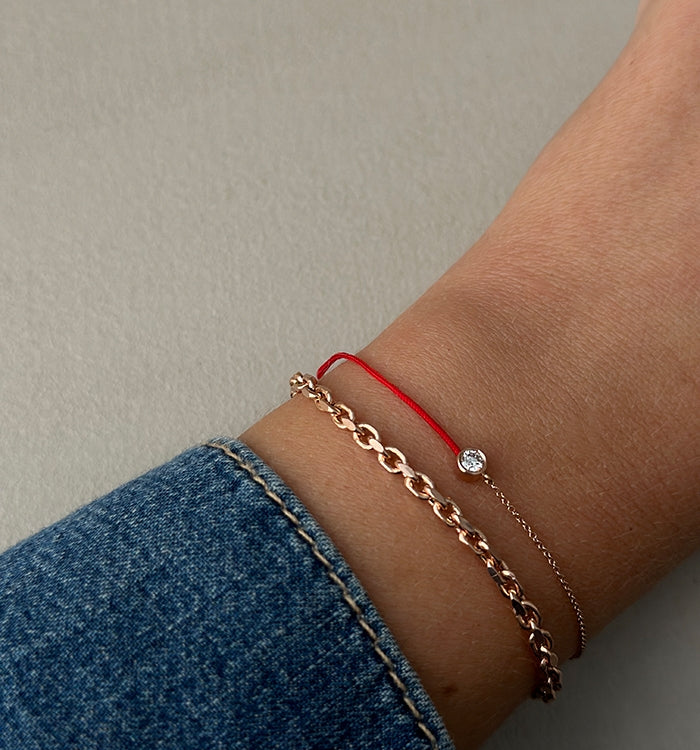 צמיד חוט אדום בזהב לבן משובץ יהלום MUST RED BRACELET