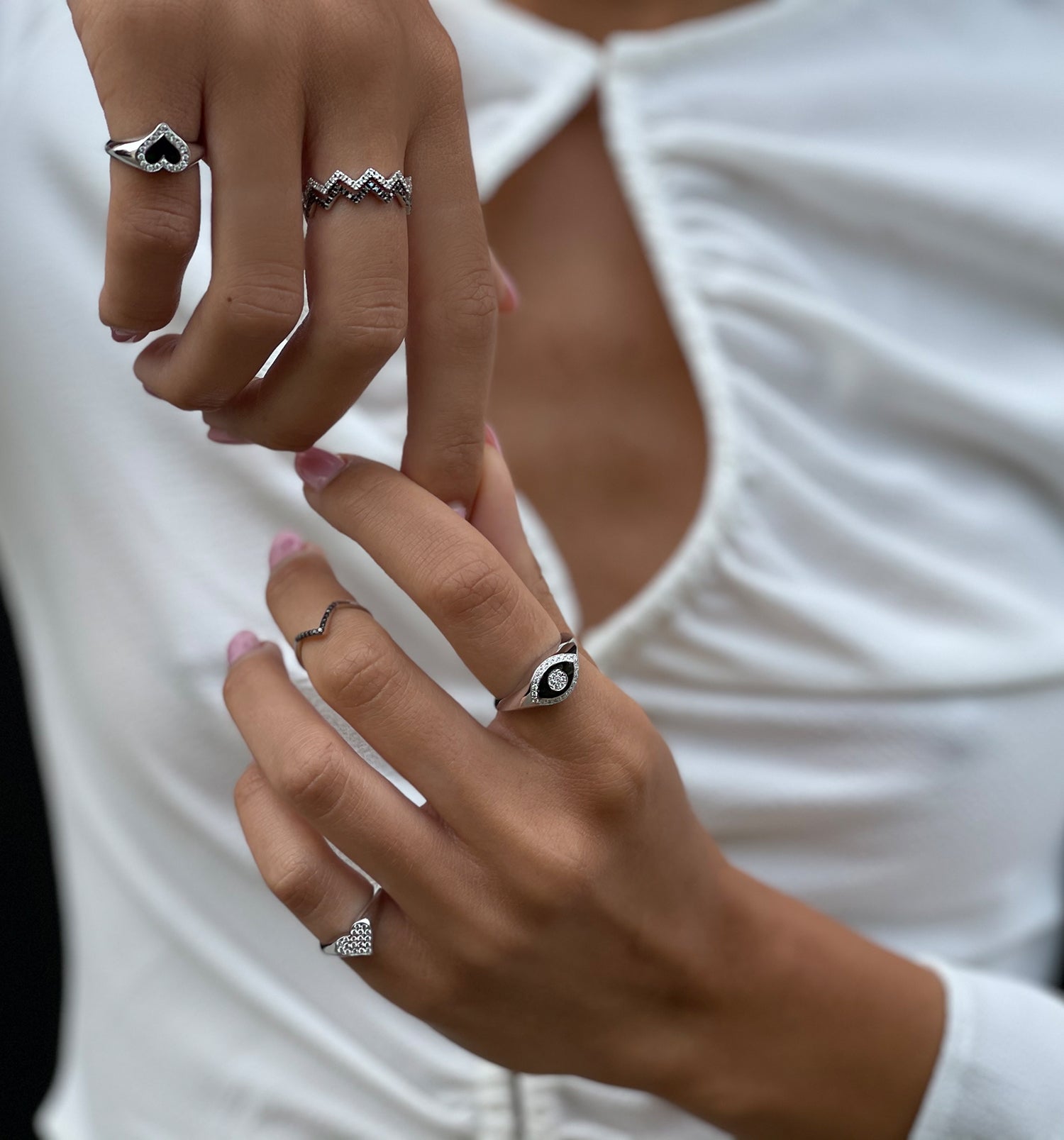 טבעת לב לזרת מזהב לבן משובצת יהלומים  PINKY HEART SIGNET RING