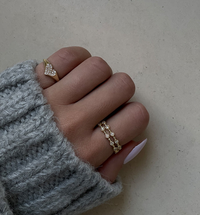 טבעת לב לזרת מזהב צהוב משובצת יהלומים  PINKY HEART SIGNET RING