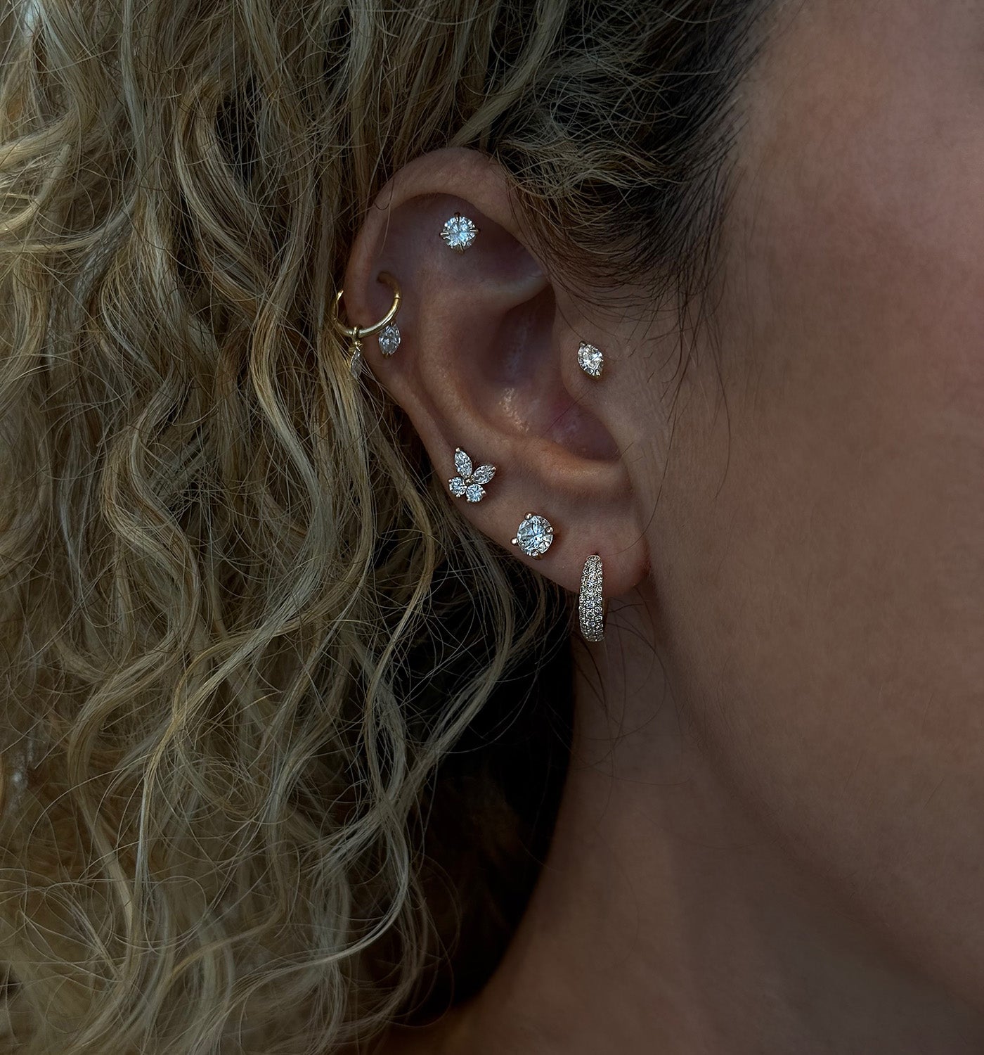עגיל חישוק זהב ורוד משובץ יהלומים PUFFE Huggie Hoop Earring