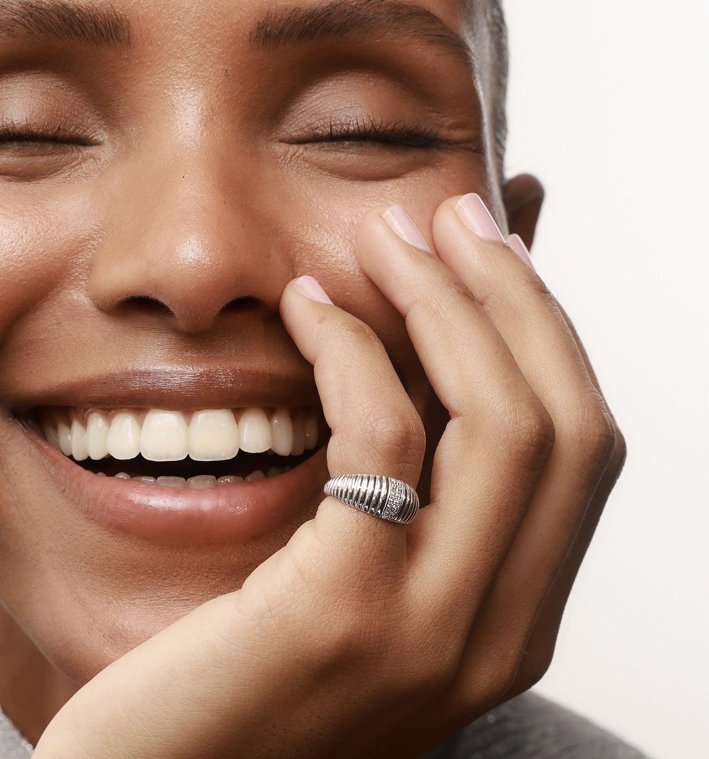 טבעת לזרת מזהב לבן משובצת יהלומים  PINKY MILA RING