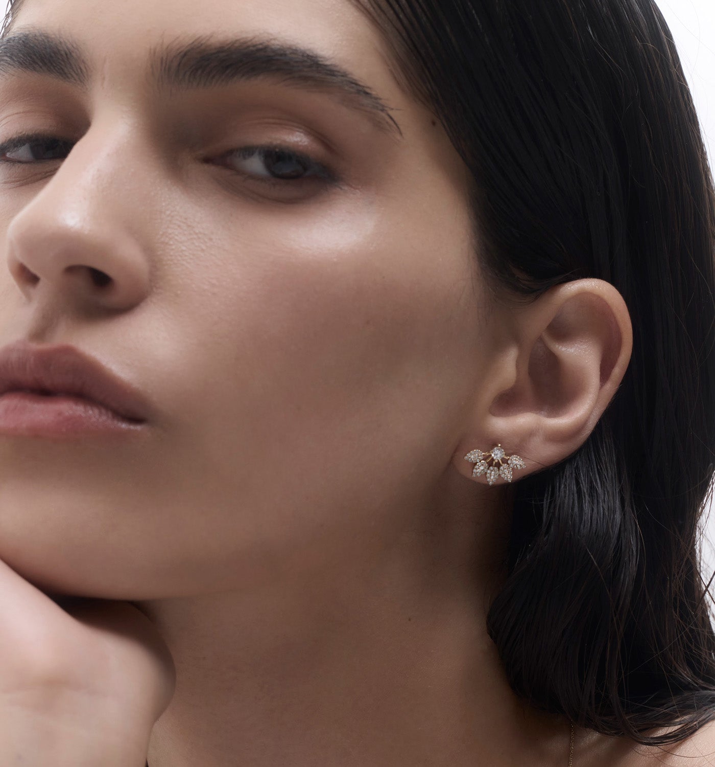עגיל צמוד זהב לבן משובץ יהלומים SISI EARRING STUD