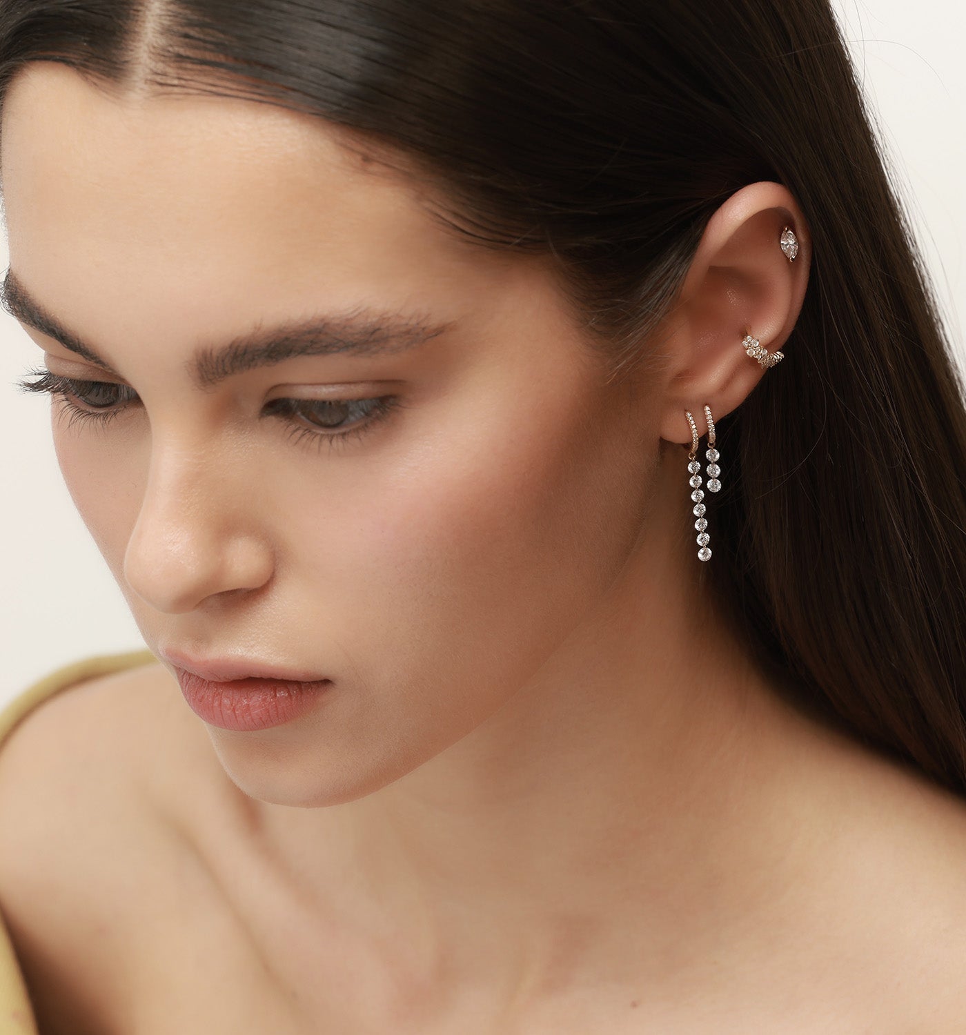 עגילי זהב ויהלומים עדינים ומעוצבים , עיצוב אוזן מעגילי זהב  ויהלומים
