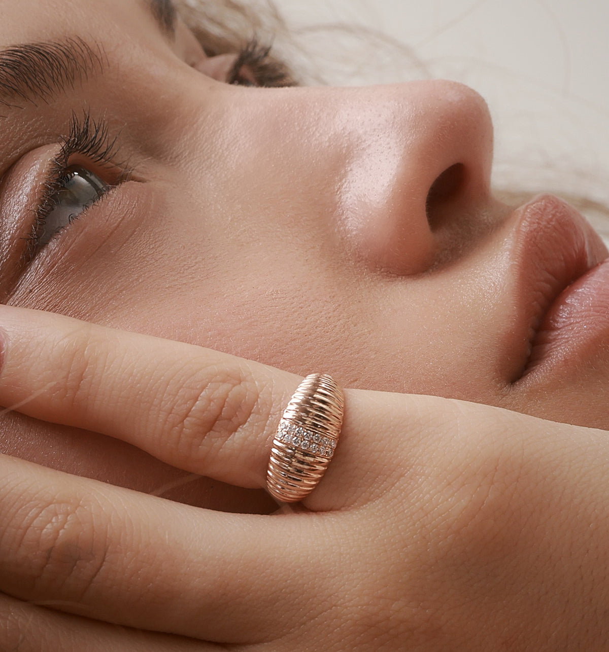 טבעת לזרת מזהב ורוד משובצת יהלומים  PINKY MILA RING
