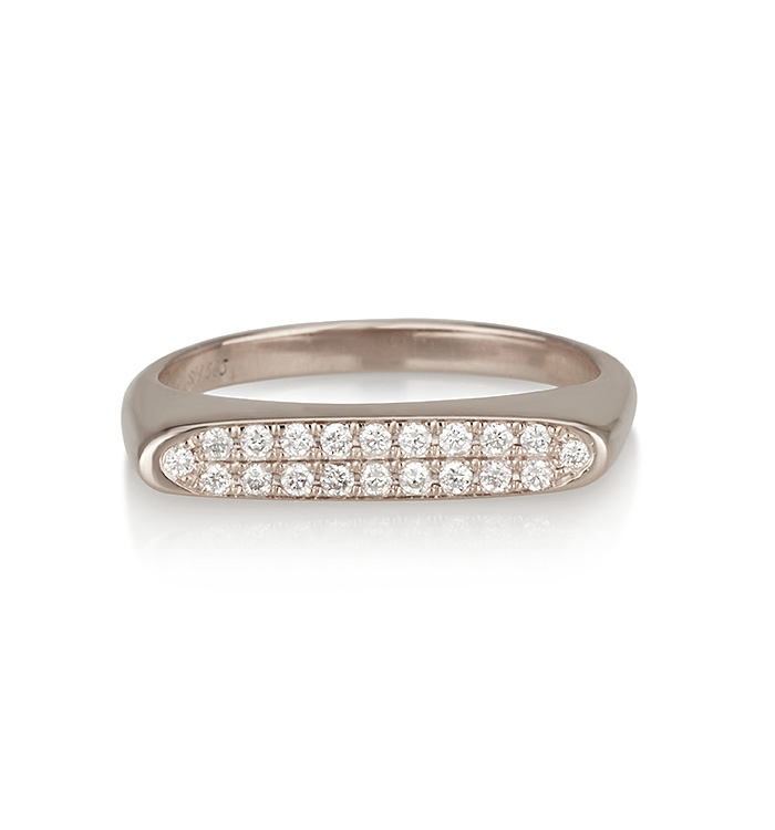 טבעת חותם לזרת מזהב לבן משובצת יהלומים  VICTORIA PINKY RING