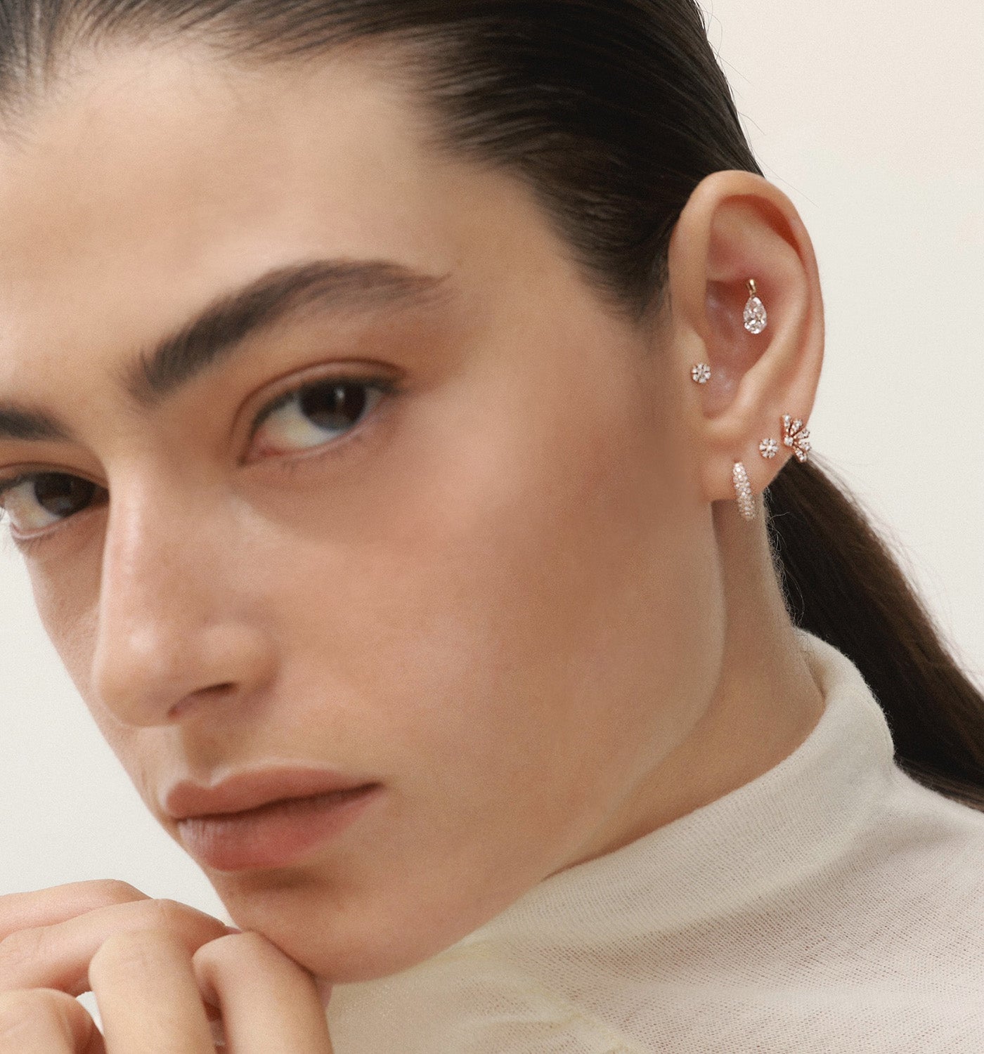 עגיל זהב לבן צמוד משובץ  יהלומים VIVI DIAMONDS  STUD