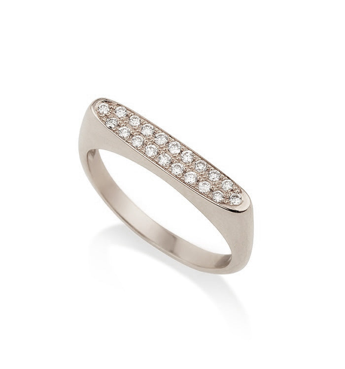 טבעת חותם לזרת מזהב לבן משובצת יהלומים  VICTORIA PINKY RING