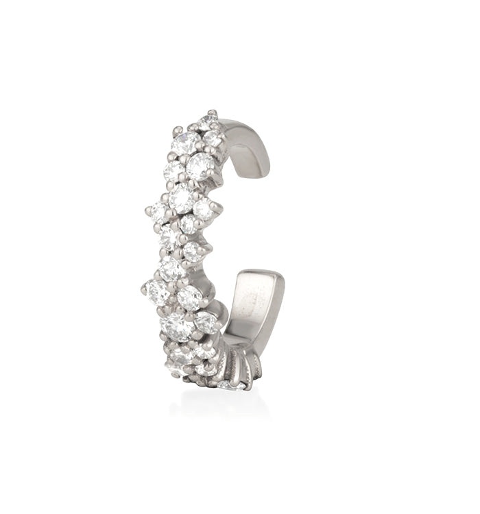 עגיל ללא חור מדגם Ariel Ear Cuff מזהב לבן משובץ יהלומים במבנה פתוח ונקי עם שיבוץ צפוף ונוצץ