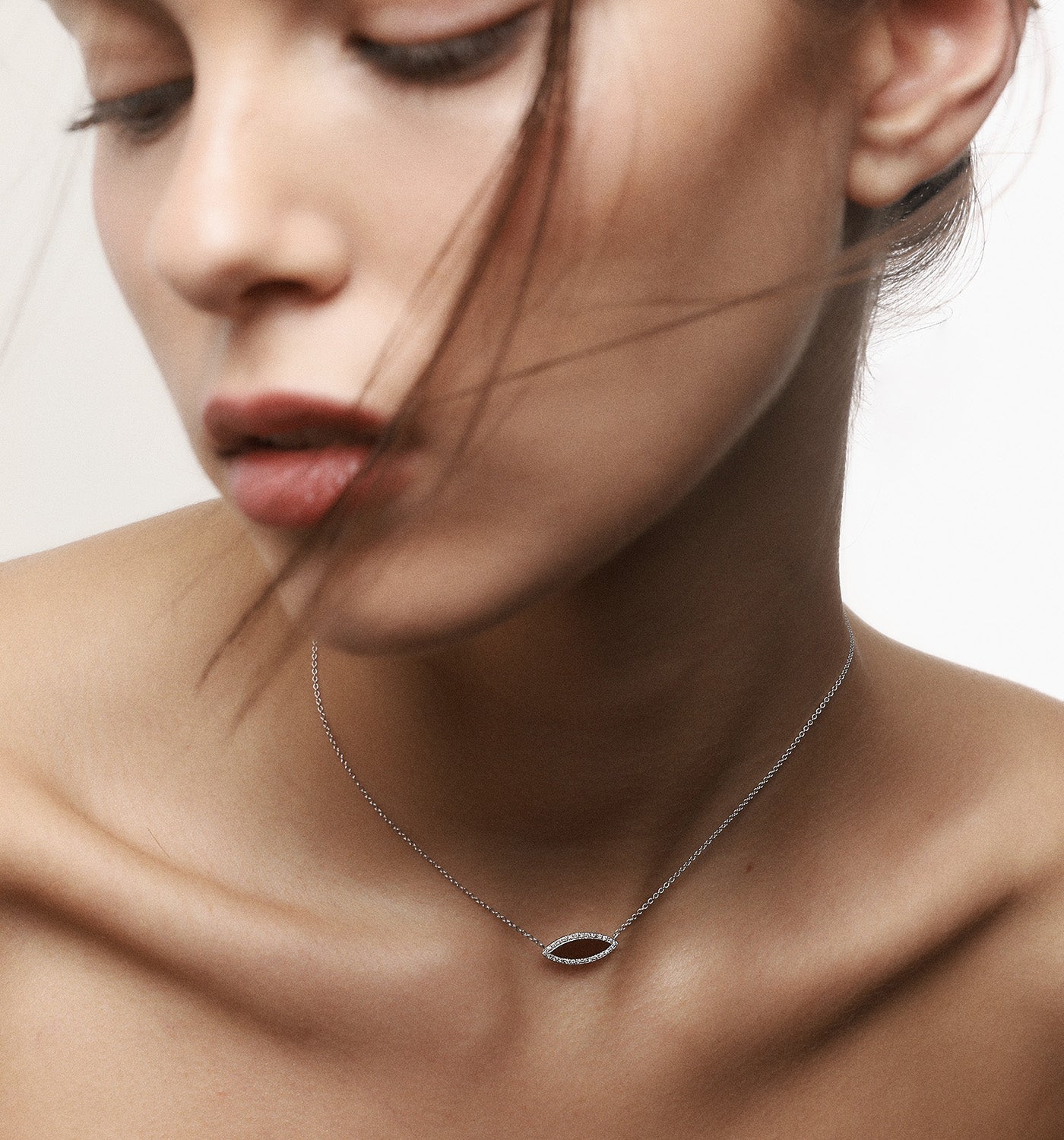 Cacau diamond necklace white gold on model