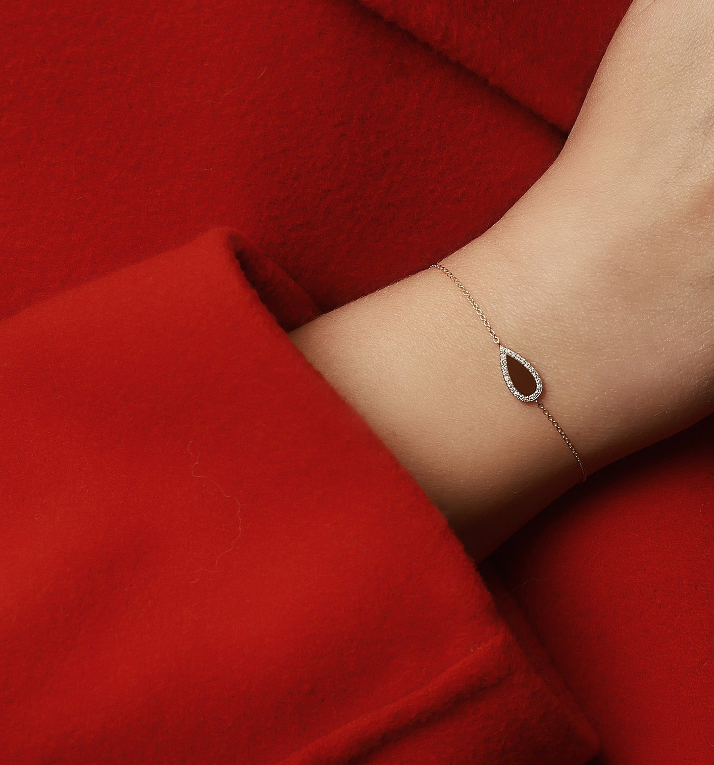 Cacau drop diamond bracelet rose gold on hand