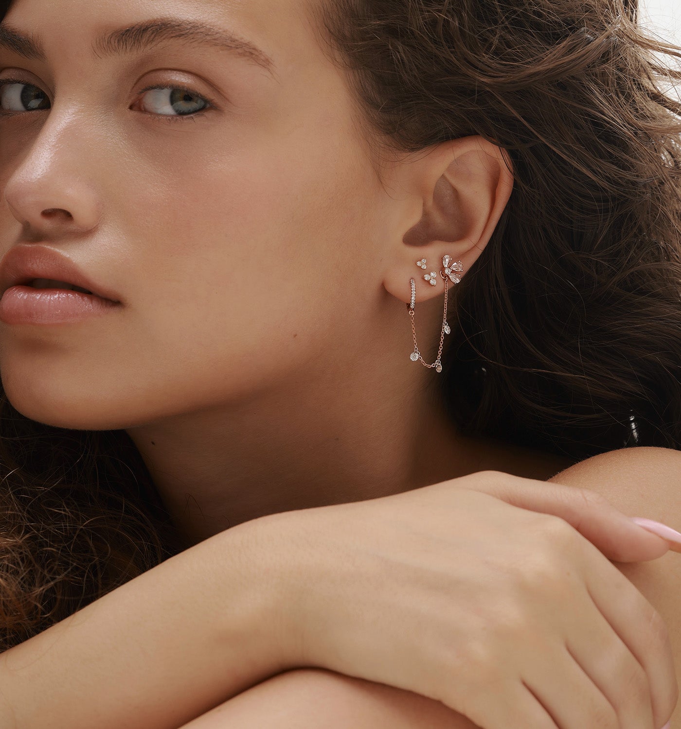 עגיל חישוק זהב לבן משובץ יהלומים קדוחים MIA EARRING