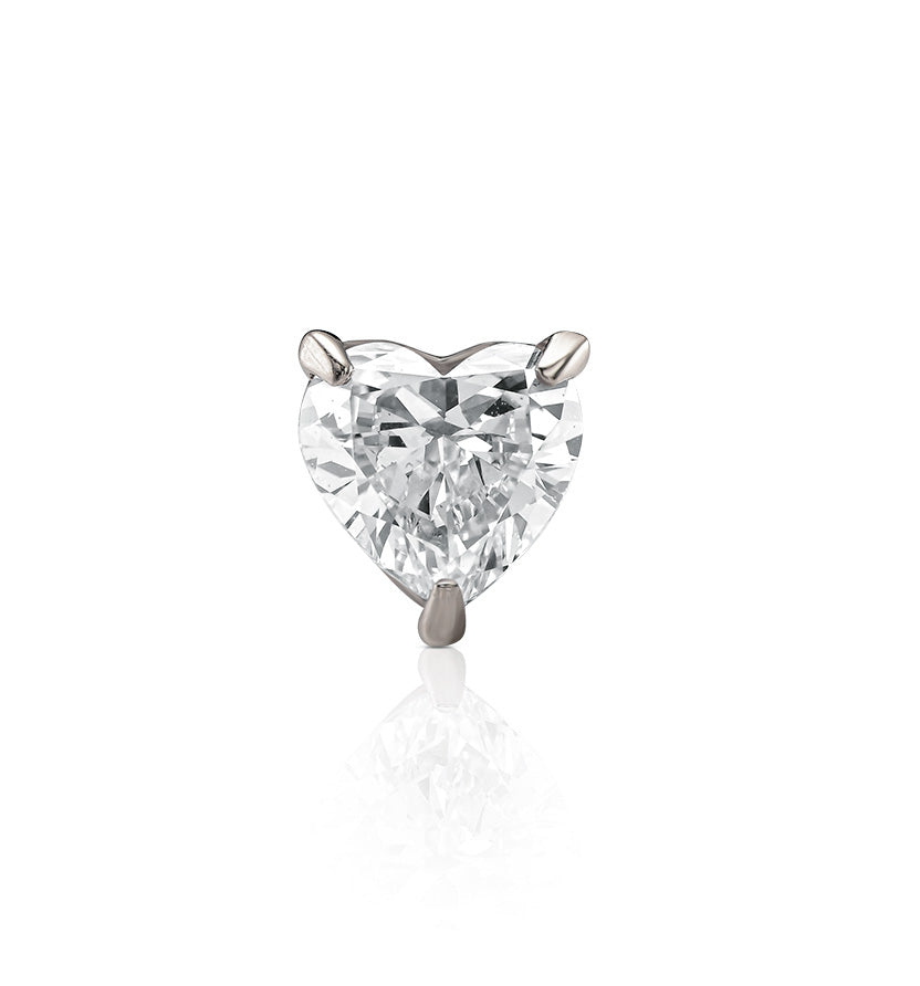 עגיל פירסינג לאברט מזהב לבן עם יהלום מעבדה בצורת לב במשקל 55 נקודות מבט חזיתי המדגיש את צורת הלב והברק הנקי
