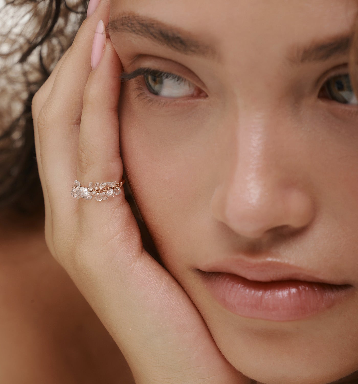 טבעת PINKY BRIGITTE RING יהלומי רוז קאט קדוחים ומרחפים על זרת של דוגמנית 