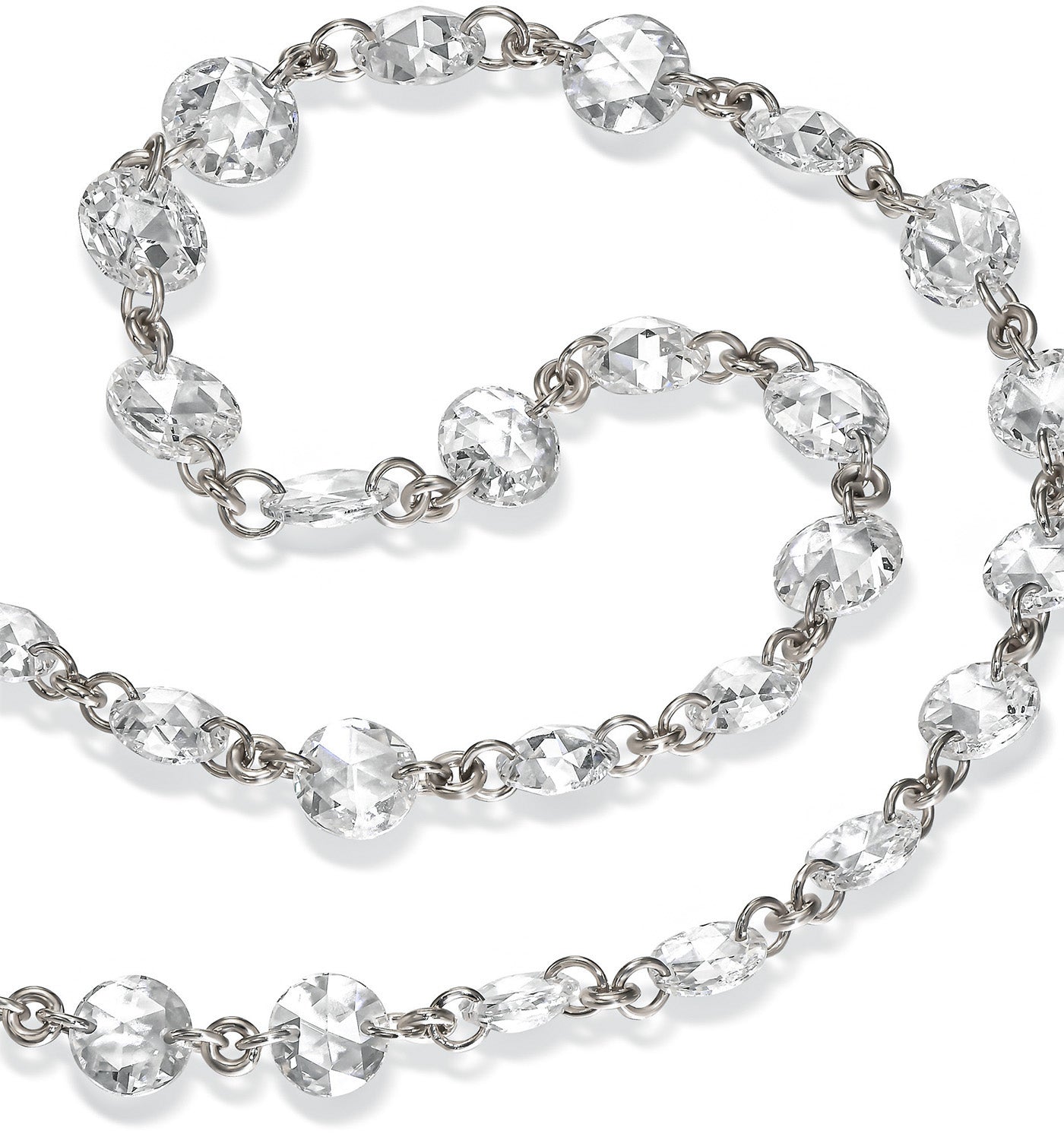 תקריב של שרשרת זהב לבן RITA עם יהלומי רוז קאט מרחפים המדגישים את החיבורים והברק הטבעי