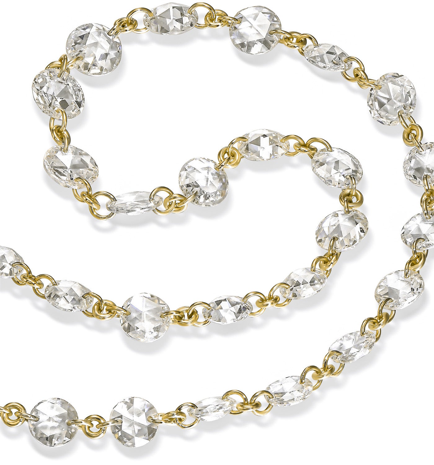 תקריב של שרשרת זהב צהוב RITA עם יהלומי רוז קאט מרחפים המדגישים את החיבורים והברק הטבעי