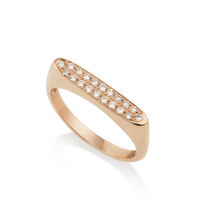 טבעת חותם לזרת מזהב ורוד VICTORIA משובצת יהלומים בעיצוב נקי ומדויק