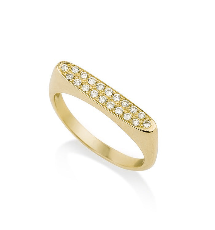 טבעת חותם לזרת מזהב צהוב VICTORIA משובצת יהלומים בעיצוב נקי ומדויק