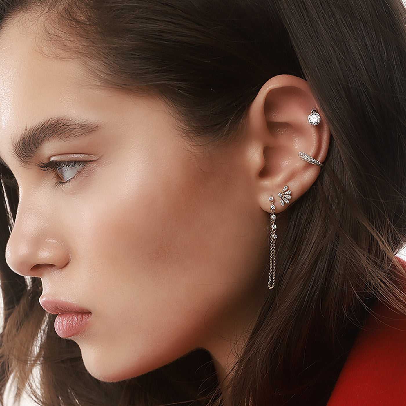 מראה אוזן מעוצב עם עגיל Vivi, עגיל Ariel ארוך נופל, Ear Cuff Maya ויהלום עגול קדוח בהליקס, בזהב לבן ויהלומים.